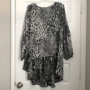 Size M black & gray leopard print top